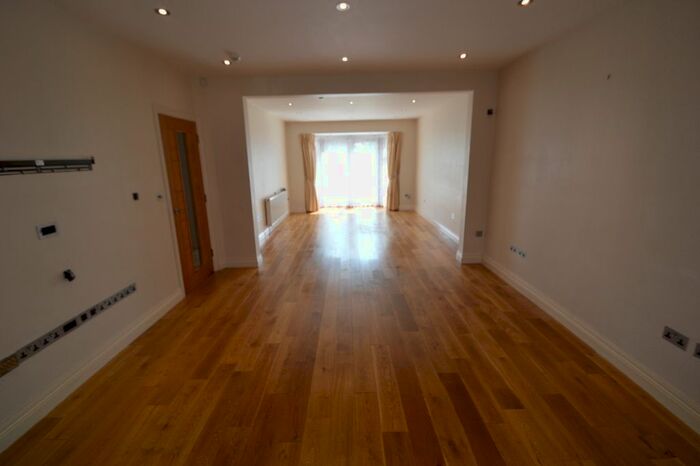 4 Bedroom Detached House To Rent In Beverley Drive, Edgware, HA8