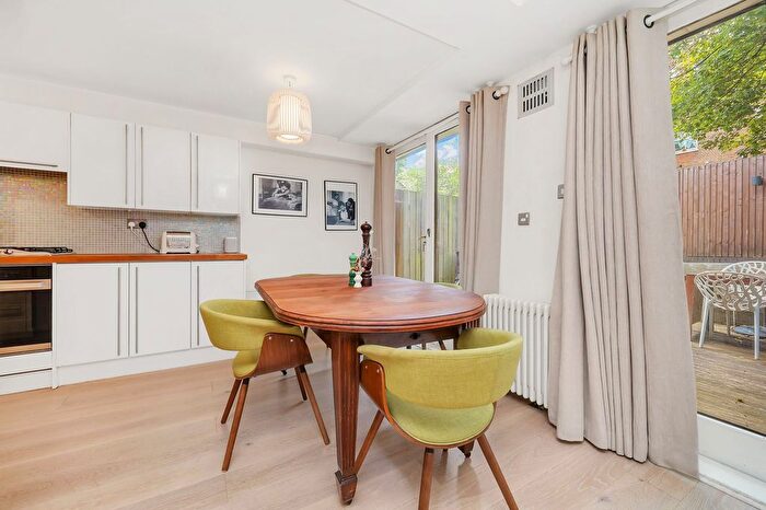 2 Bedroom Flat For Sale In Great Western Road, London, W11