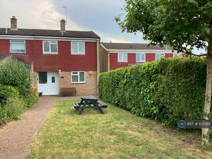 3 Bedroom Semi-Detached House To Rent In St. Andrews Close, Slip End, Luton, LU1