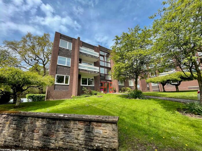 2 Bedroom Flat To Rent In Woodville Court Roundhay, LS8