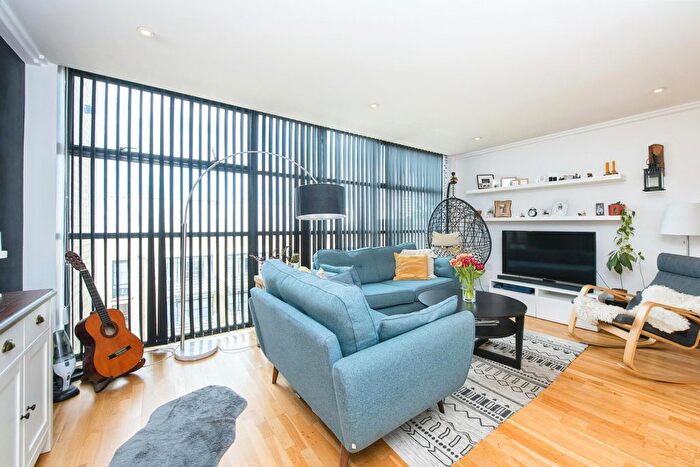 1 Bedroom Flat To Rent In Town Meadow, Brentford, TW8
