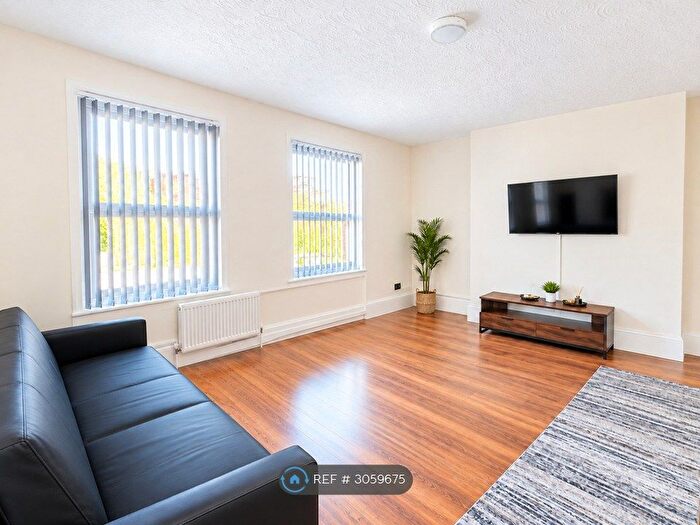 1 Bedroom Flat To Rent In Boston Park Road, Brentford, TW8