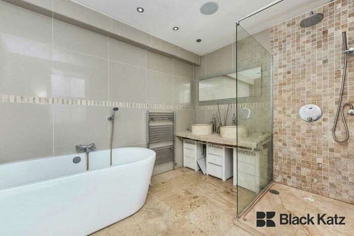 4 Bedroom Flat To Rent In Manor Place, Elephant And Castle, SE17