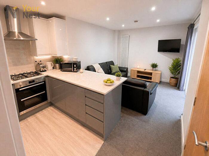 3 Bedroom Apartment To Rent In Apartment, Derwentwater Terrace, Headingley, LS6