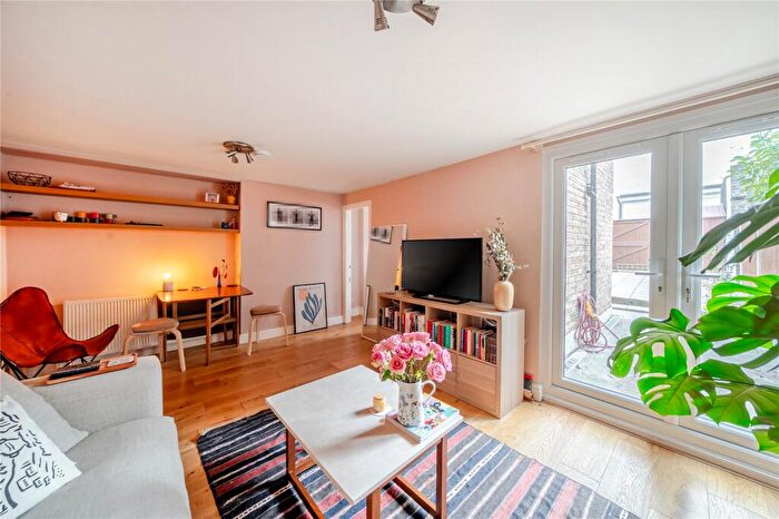 2 Bedroom Flat To Rent In Hampden Road, Harringay, London, N8