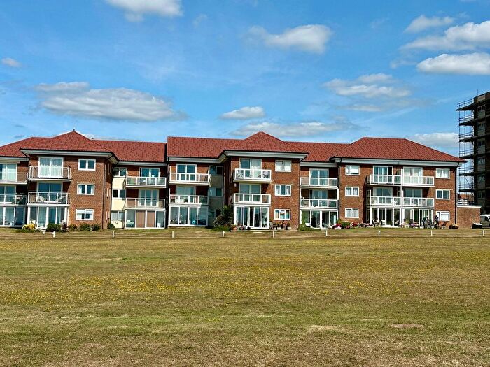 2 Bedroom Flat For Sale In Sutton Place, Bexhill-On-Sea, TN40