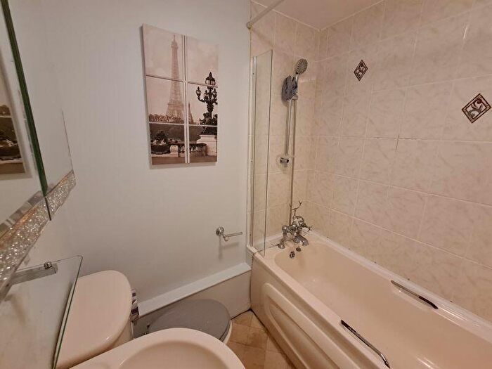 2 Bedroom Flat For Sale In Sutton Road, Southend-On-Sea, SS2