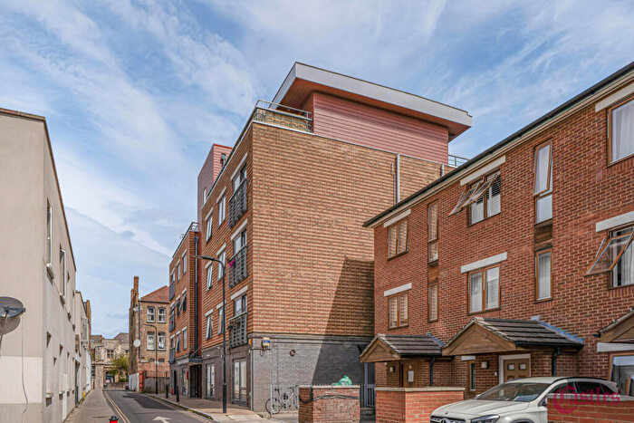 1 Bedroom Flat For Sale In Mackintosh Lane, London, E9 - Photo 3
