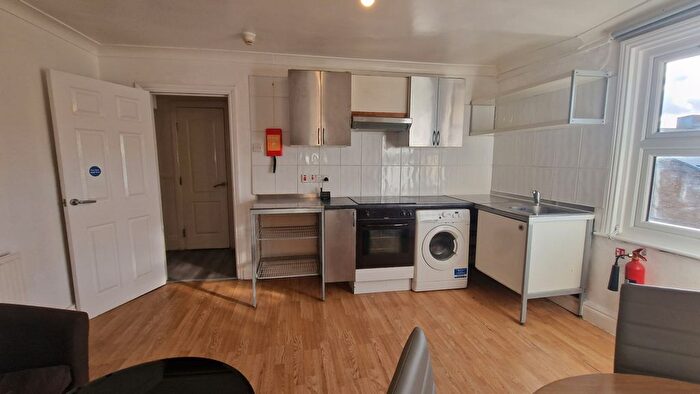 2 Bedroom Flat To Rent In Burdett Road (Top Floor Flat), Mile-End, E14