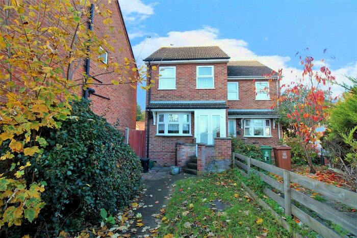 2 Bedroom Semi-Detached House To Rent In Gravel Hill, Bexleyheath, Kent, DA6