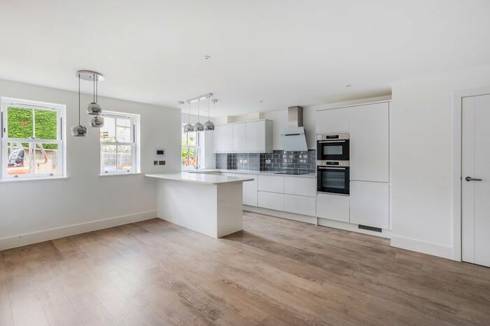 2 Bedroom Flat For Sale In Albion Road, Reigate, RH2