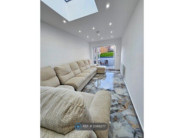 5 Bedroom Semi-Detached House To Rent In Hill Rise, Dartford, DA2