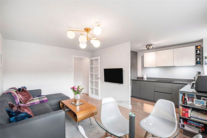1 Bedroom Flat For Sale In Macmillan Way, Heritage Park, SW17