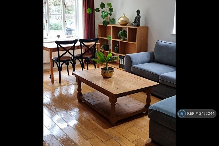 3 Bedroom Semi-Detached House To Rent In Royal Close, London, N16