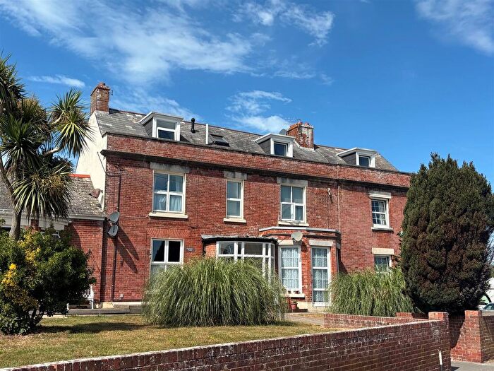 2 Bedroom Flat For Sale In Chickerell Road, Weymouth, DT4