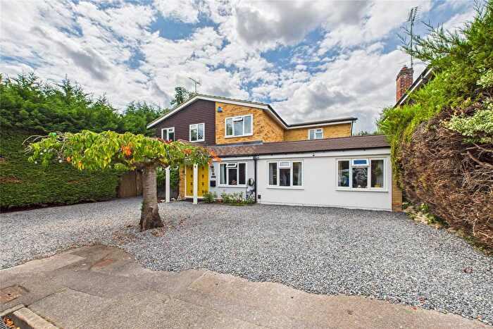 4 Bedroom Detached House For Sale In Alderbrook Close, Crowthorne, Berkshire, RG45