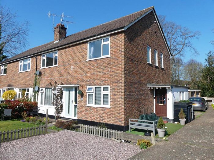 2 Bedroom Maisonette For Sale In Fairlawns, Horley, RH6