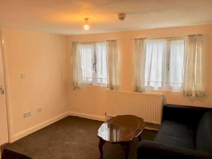 1 Bedroom Flat To Rent In Western Avenue, London, NW11