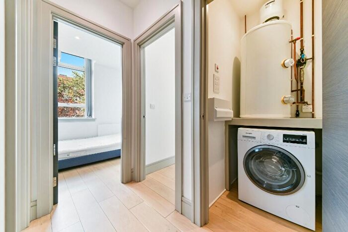 2 Bedroom Flat To Rent In Imperial Drive, Harrow, Middlesex, HA2