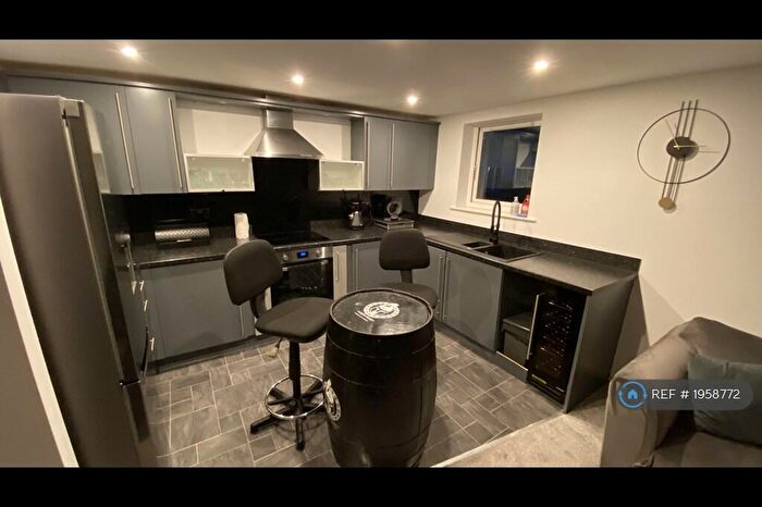 3 Bedroom Flat To Rent In Elmira Way, Greater Manchester, M5