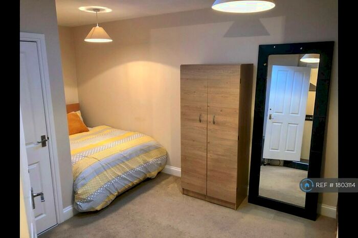 Studio To Rent In Spa Road, London, SE16