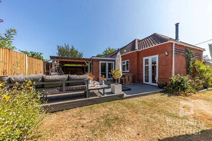 4 Bedroom Semi-Detached House For Sale In Chapel Road, Hainford, Norwich, NR10