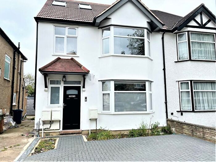 2 Bedroom Flat To Rent In Buckingham Road, Edgware, HA8