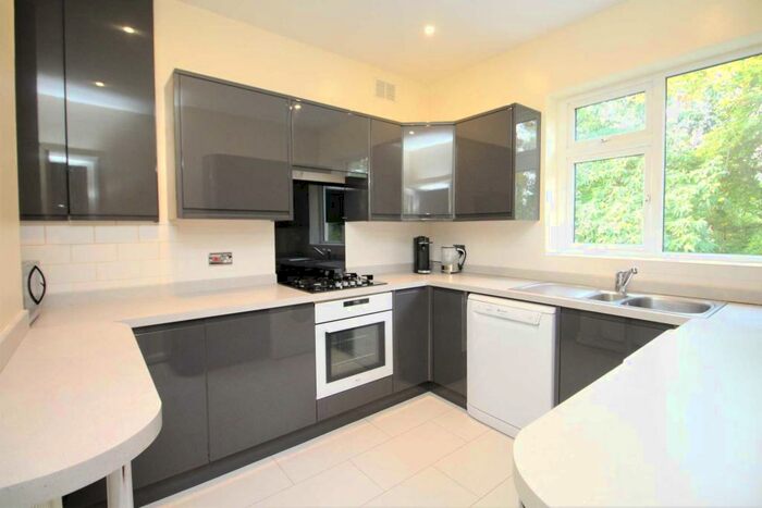 2 Bedroom Apartment To Rent In Glendale Close, Shenfield, CM15