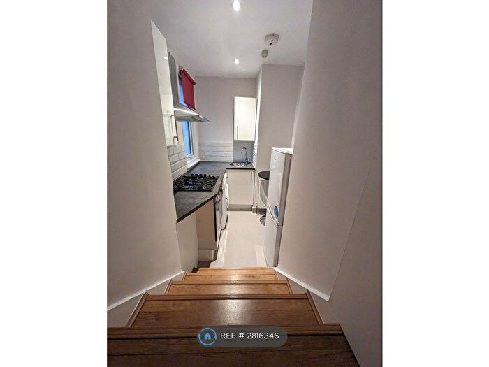 Studio To Rent In Raleigh Road, London, N8