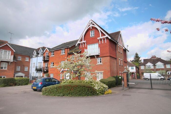 2 Bedroom Flat To Rent In Horsham Road, Dorking, RH4