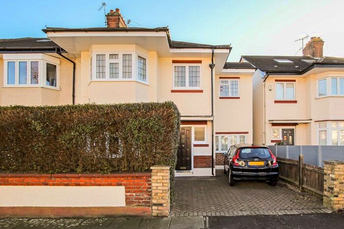 Studio To Rent In Niagara Avenue, London, W5