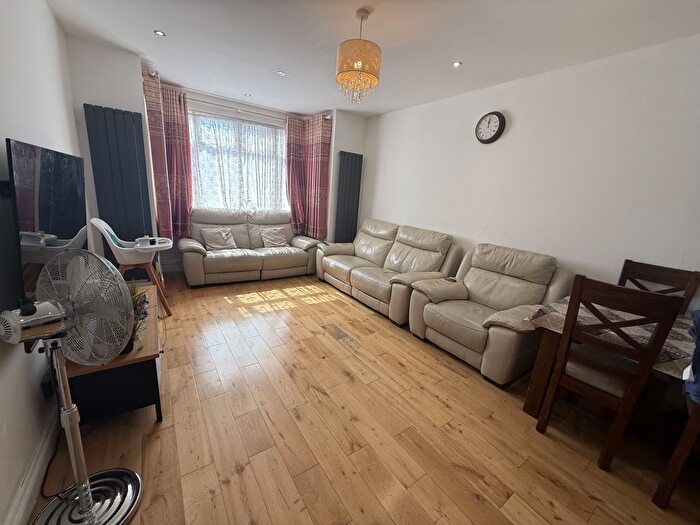 4 Bedroom Semi-Detached House To Rent In South Harrow, HA2