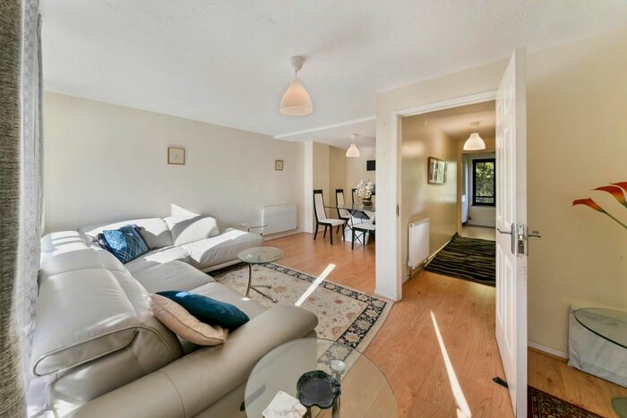 3 Bedroom Property To Rent In Cinnamon Street, Wapping, E1W