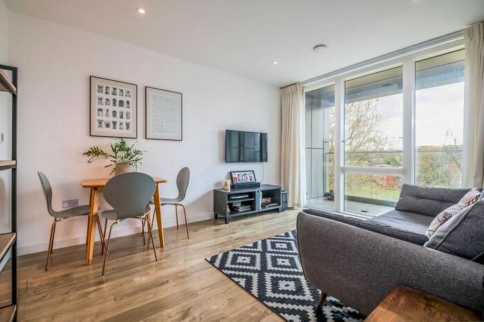 2 Bedroom Flat To Rent In Woods Road, Peckham, SE15