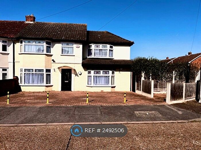 5 Bedroom Semi-Detached House To Rent In Ryder Gardens, Rainham, RM13
