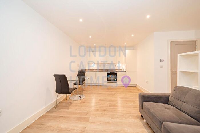 Studio To Rent In Salcombe Court, St Ives Place, London, E14