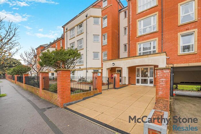 1 Bedroom Apartment For Sale In Martello Court, Jevington Gardens, Eastbourne, BN21