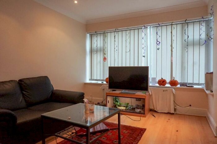 3 Bedroom Semi-Detached House To Rent In Shire Oak Road, Leeds, West Yorkshire, LS6