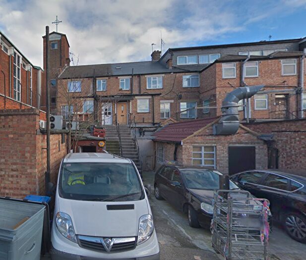 3 Bedroom Flat To Rent In Ealing, London, W3