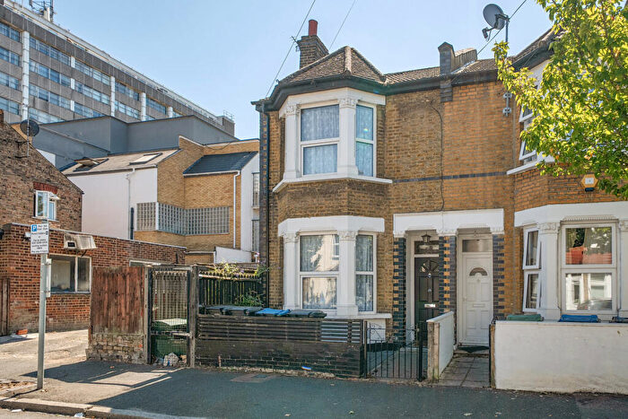3 Bedroom Semi Detached House For Sale In Thornhill Road, Croydon, CR0