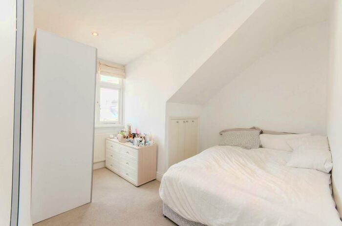 2 Bedroom Flat To Rent In Redcliffe Gardens, Chelsea, London, SW10