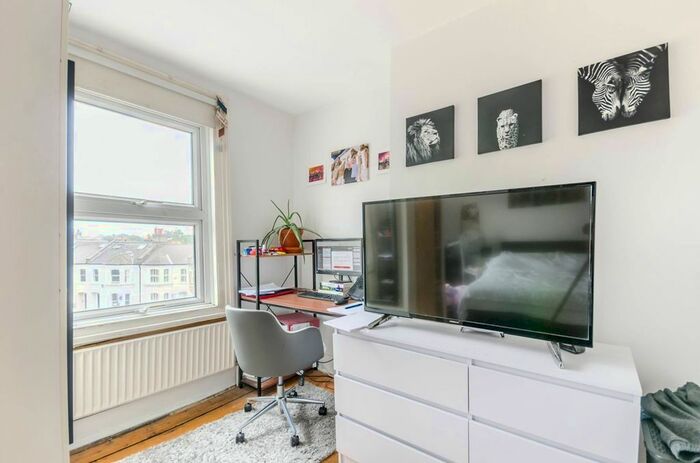 2 Bedroom Flat To Rent In Battersea Park Road, Clapham Junction, London, SW11