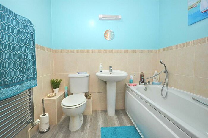 2 Bedroom Flat For Sale In Dorchester Road, Weymouth, DT4