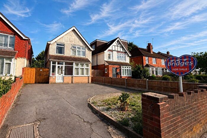 3 Bedroom Detached House For Sale In Cove Road, Farnborough, Hampshire, GU14