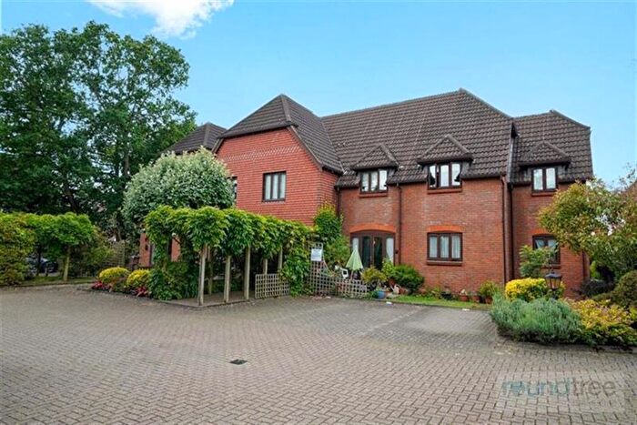 2 Bedroom Flat For Sale In Ashmoor Lodge, Beech Walk, Mill Hill, NW7