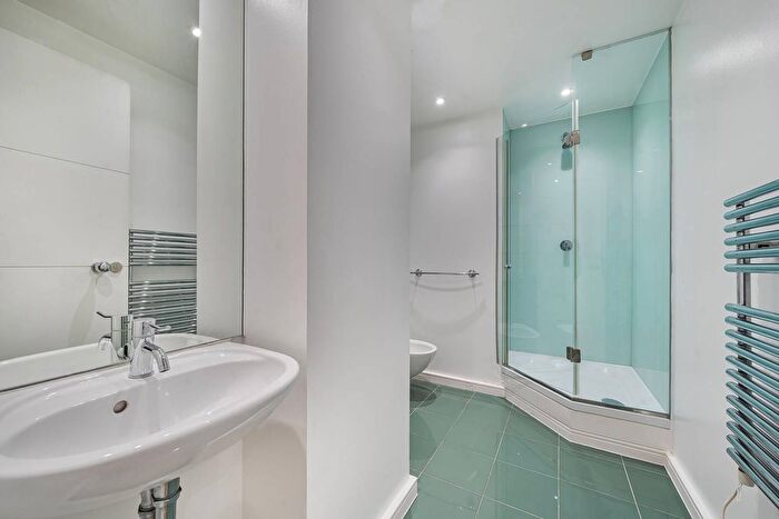 3 Bedroom Flat To Rent In Grosvenor Road, Westminster, London, SW1V