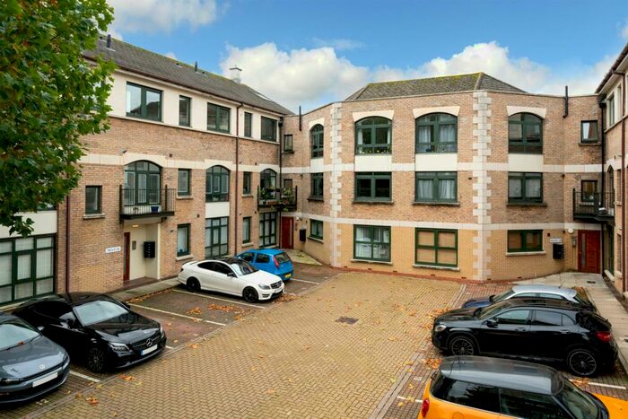 2 Bedroom Apartment To Rent In Corner Hall, Hemel Hempstead, HP3