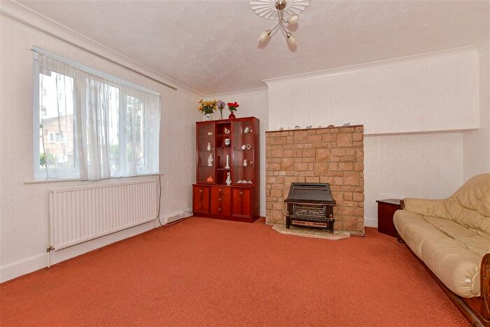 3 Bedroom Semi-Detached House For Sale In Chestnut Avenue, Blean, Canterbury, Kent, CT2