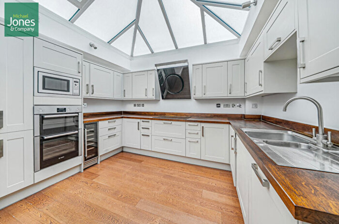 2 Bedroom Flat To Rent In High Street, Arundel, West Sussex, BN18