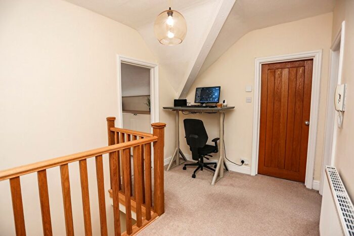 2 Bedroom Flat For Sale In Lea Road, Heaton Moor, Stockport, SK4